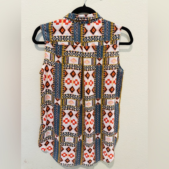 NWOT H&M’s women’s Aztec print high-low sleeveless button down blouse in size 6 - Picture 3 of 10